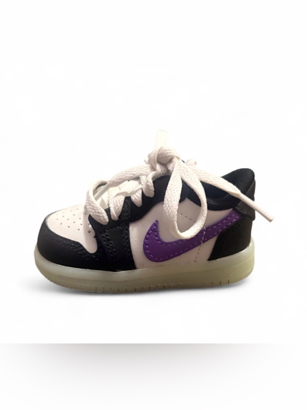 Nike Kids Low-Top Sneaker in White, Black & Purple